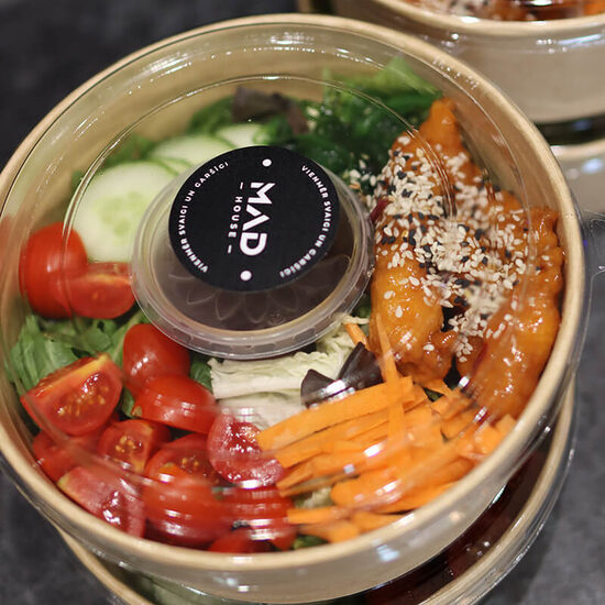 Svaigie salāti ar glazētu vistu